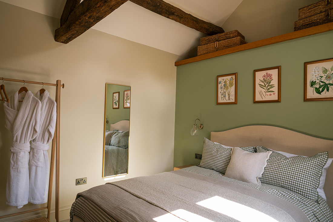 Stableside at Shaws Farm is a beautiful self catering cottage for 2 in the Forest of Dean, Blakeney, Gloucestershire, a working horse stables, accommodation Forest of Dean